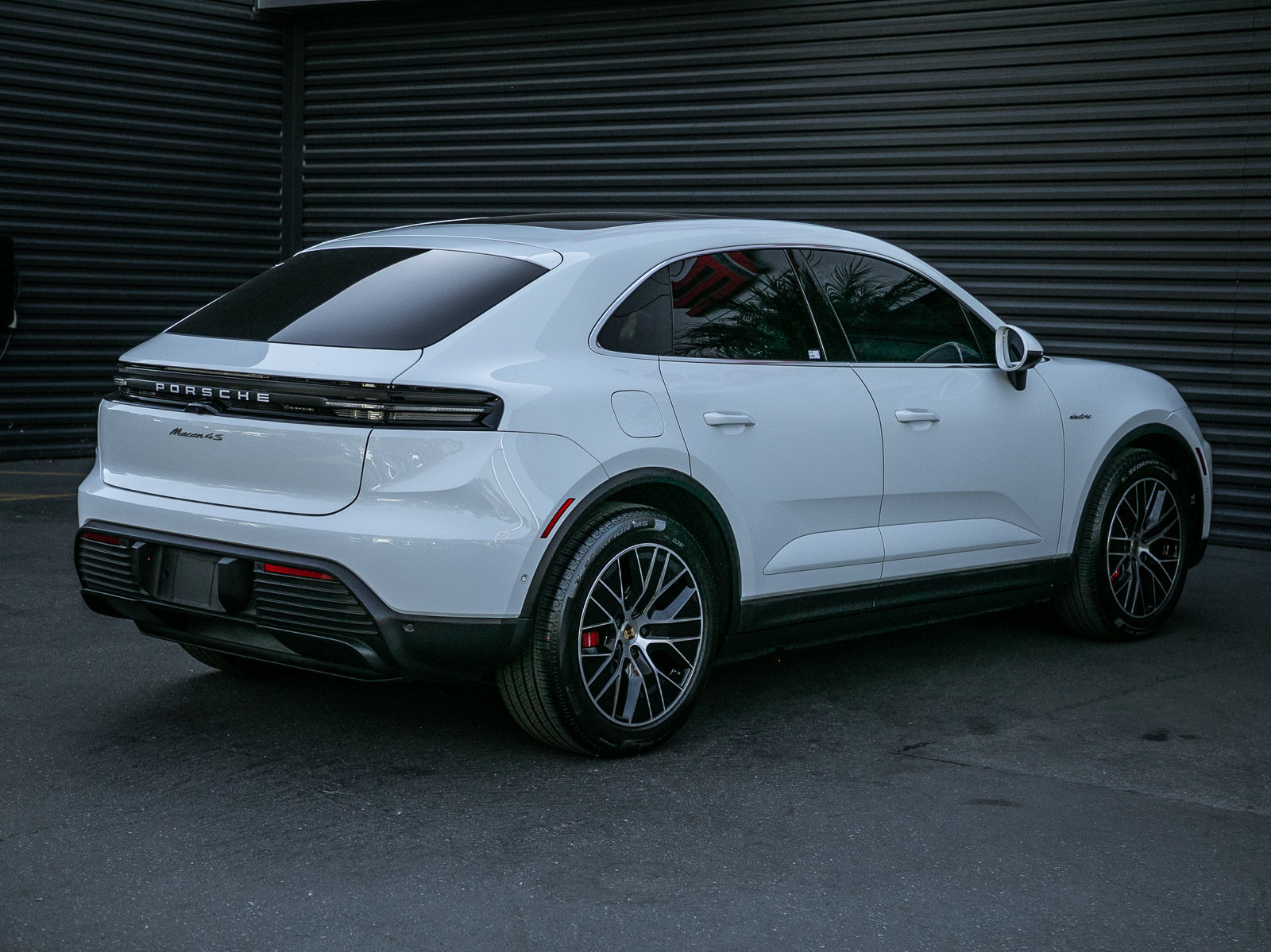 Certified 2025 Porsche Macan 4S Electric AWD/4WD image 10