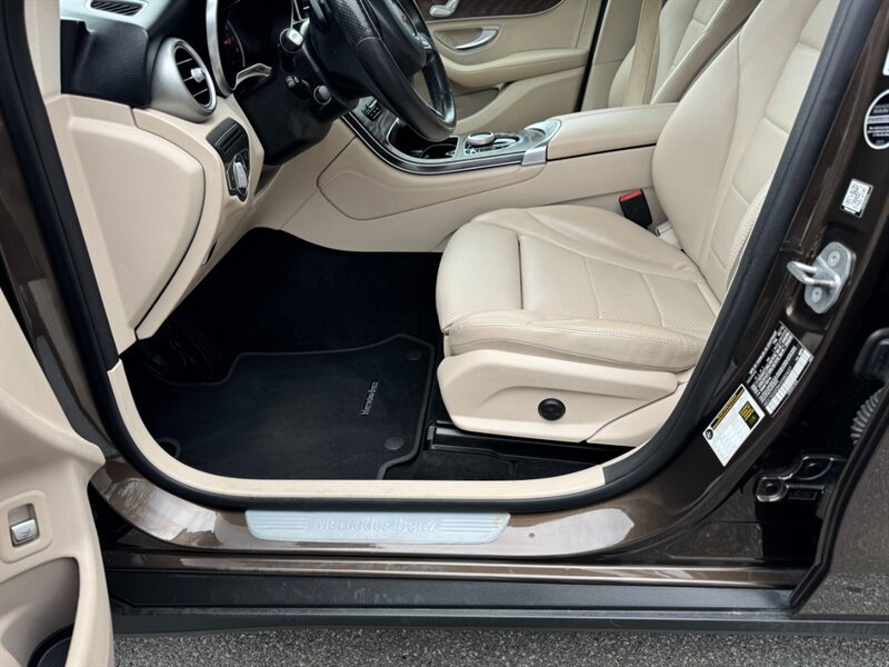 Used 2018 Mercedes-Benz GLC 300 4MATIC w/ Premium Package image 20