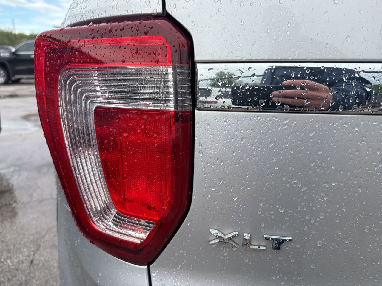 Used 2018 Ford Explorer XLT image 9