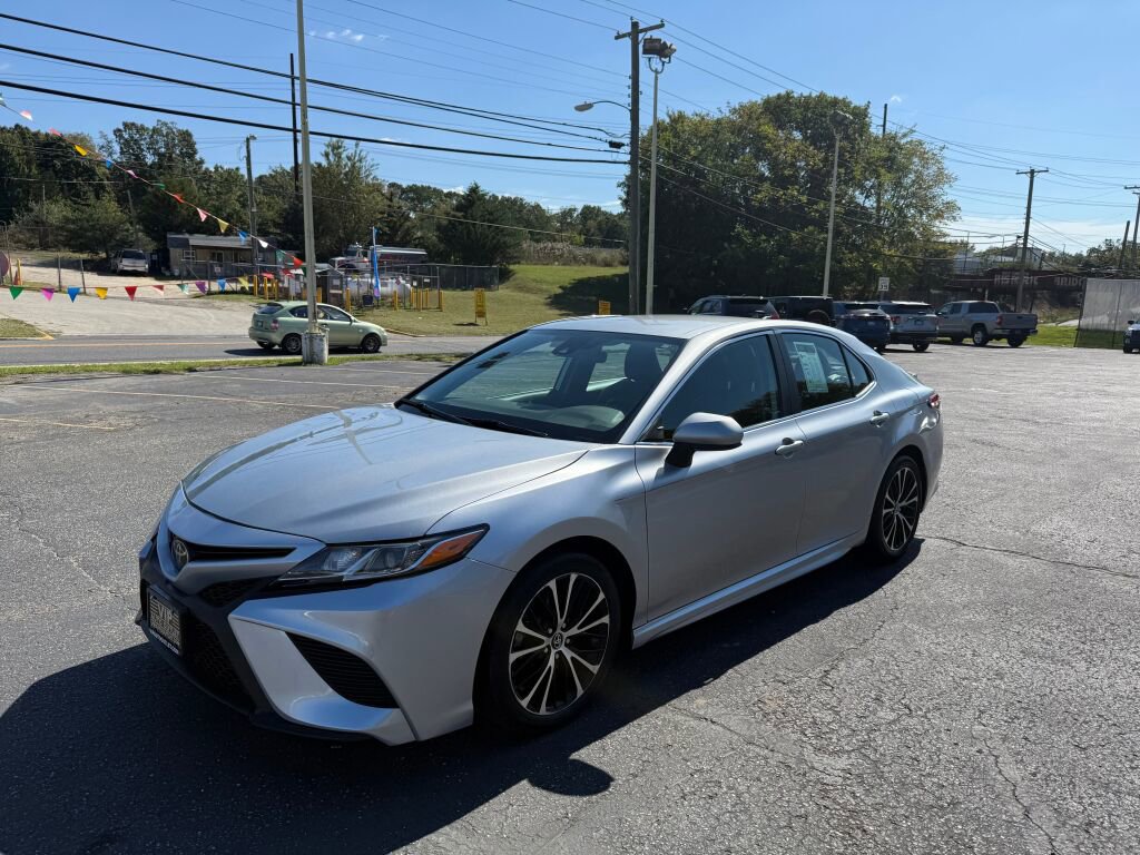 Used 2019 Toyota Camry LE image 3