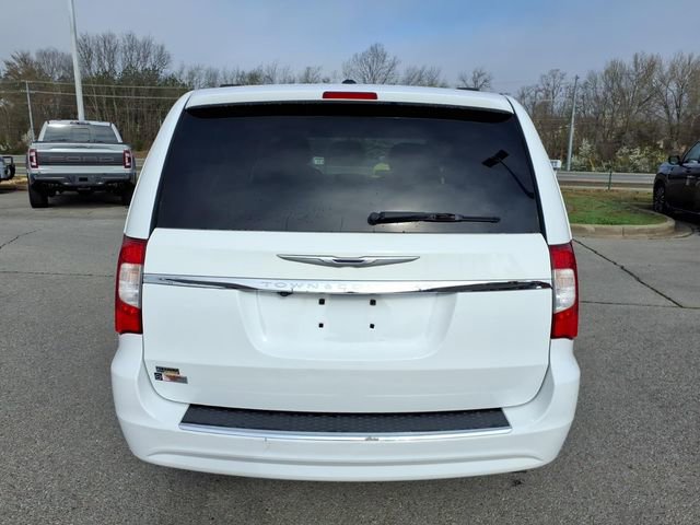 Used 2015 Chrysler Town & Country Touring image 16