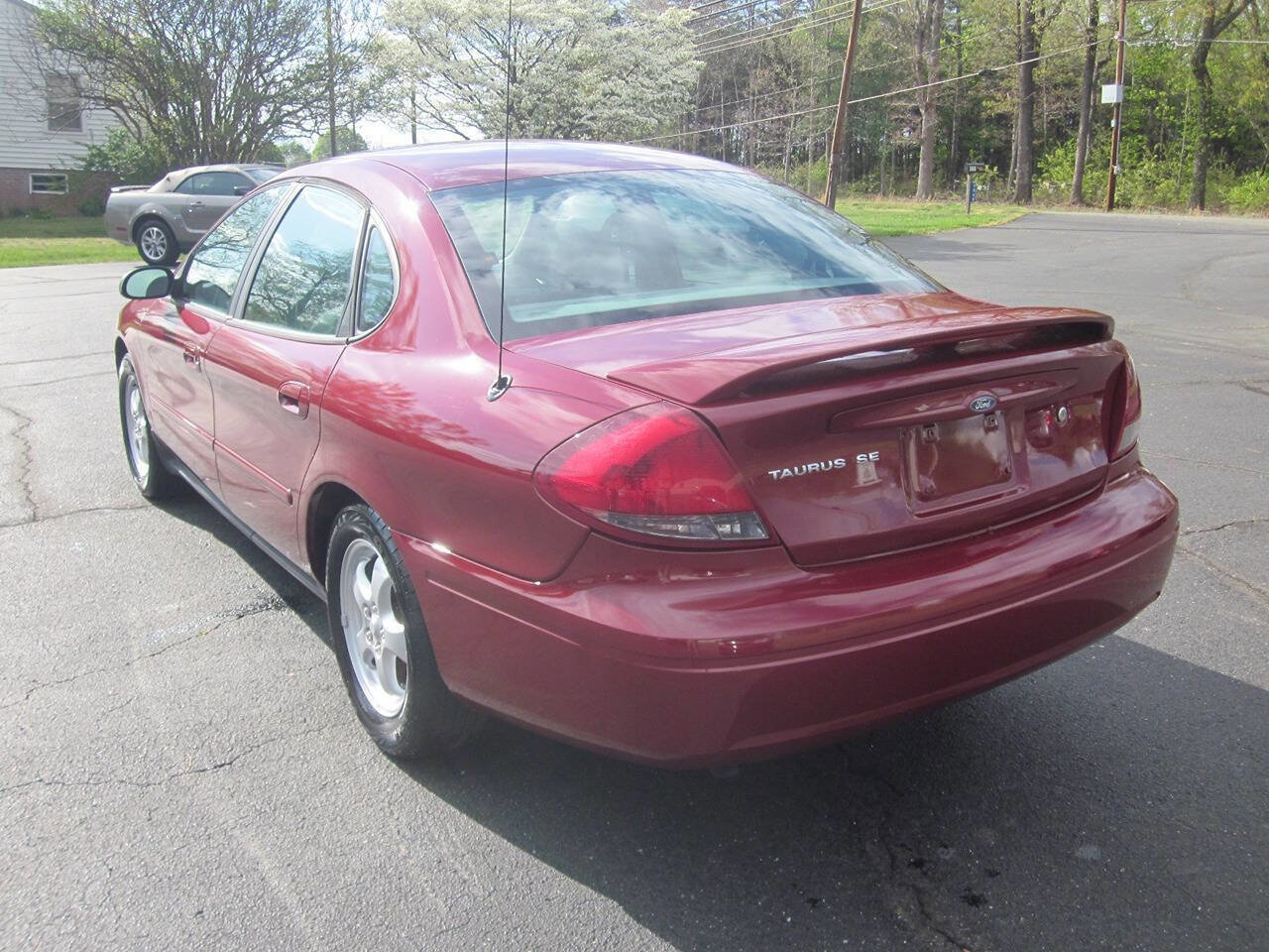 Used 2005 Ford Taurus SE FWD image 8