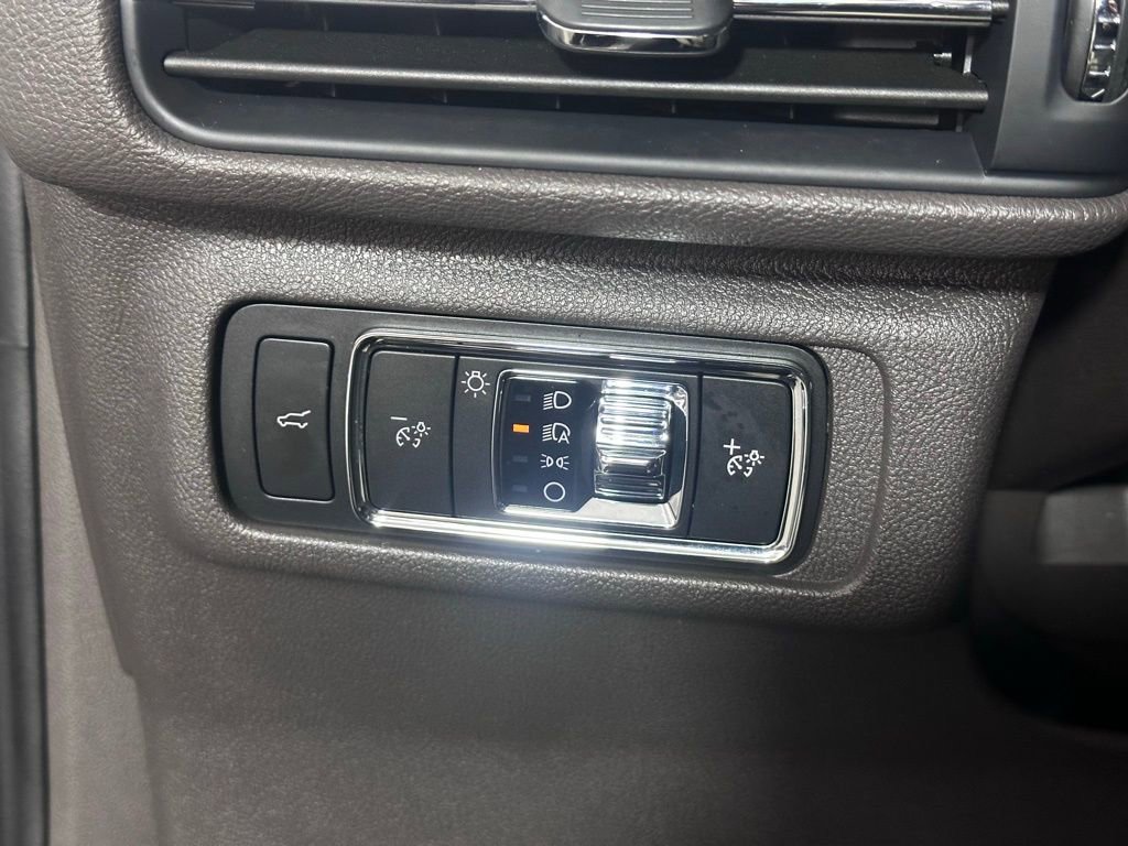 Used 2021 Lincoln Corsair AWD w/ Equipment Group 101A image 18