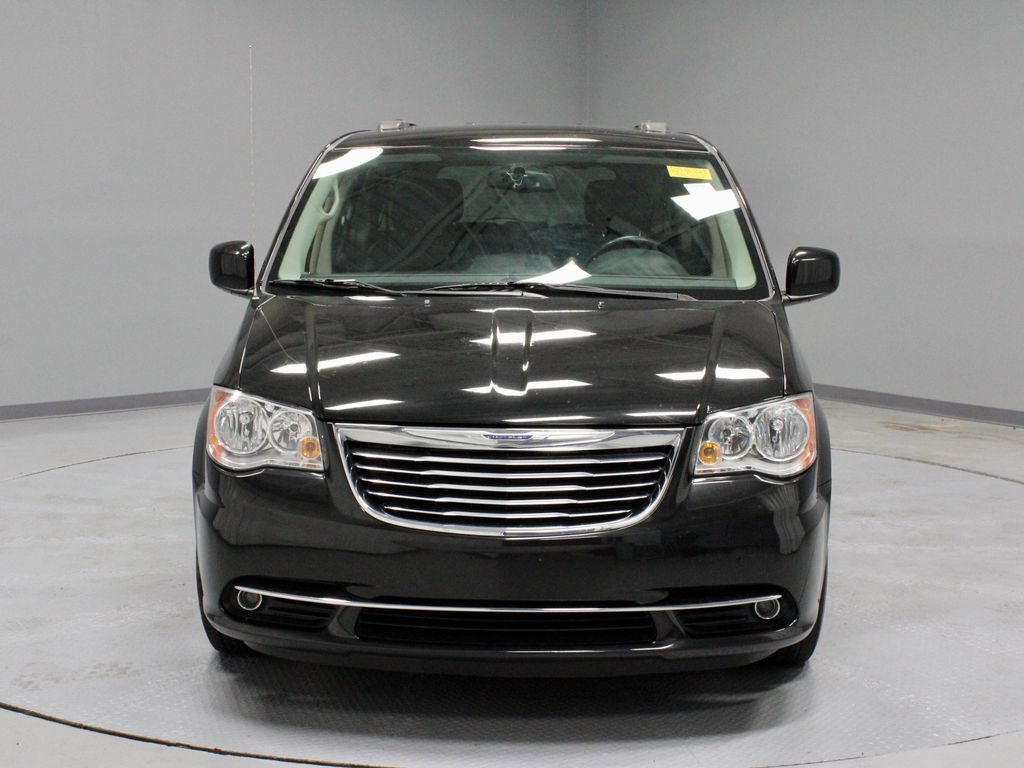 Used 2016 Chrysler Town & Country Touring FWD image 5