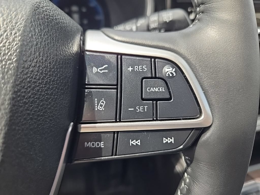 Used 2025 Toyota Highlander Limited AWD/4WD image 18