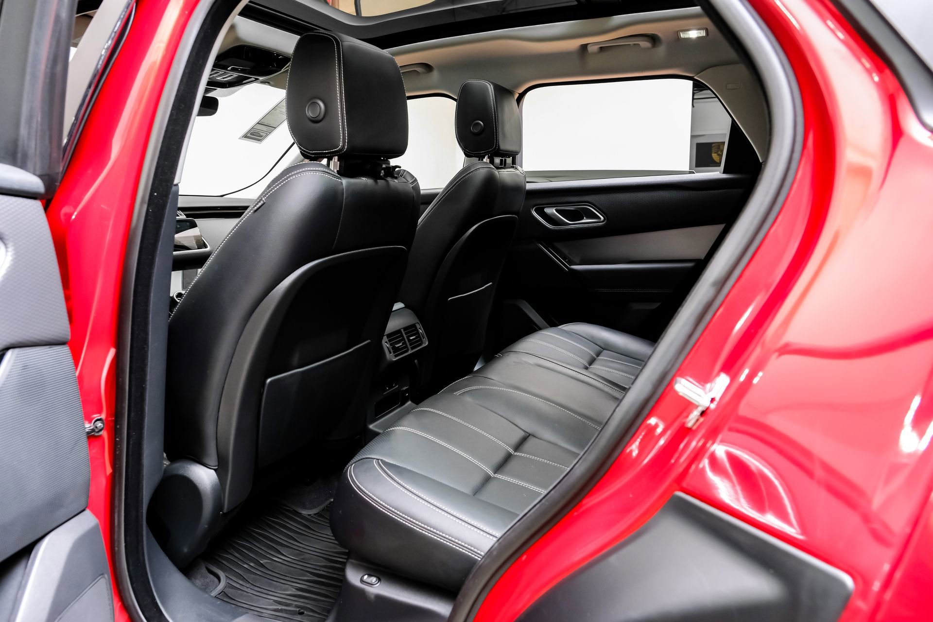 Used 2023 Land Rover Range Rover Velar R-Dynamic S image 39