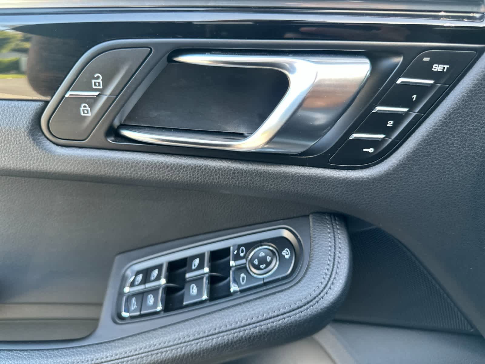 Certified 2025 Porsche Macan AWD/4WD image 12