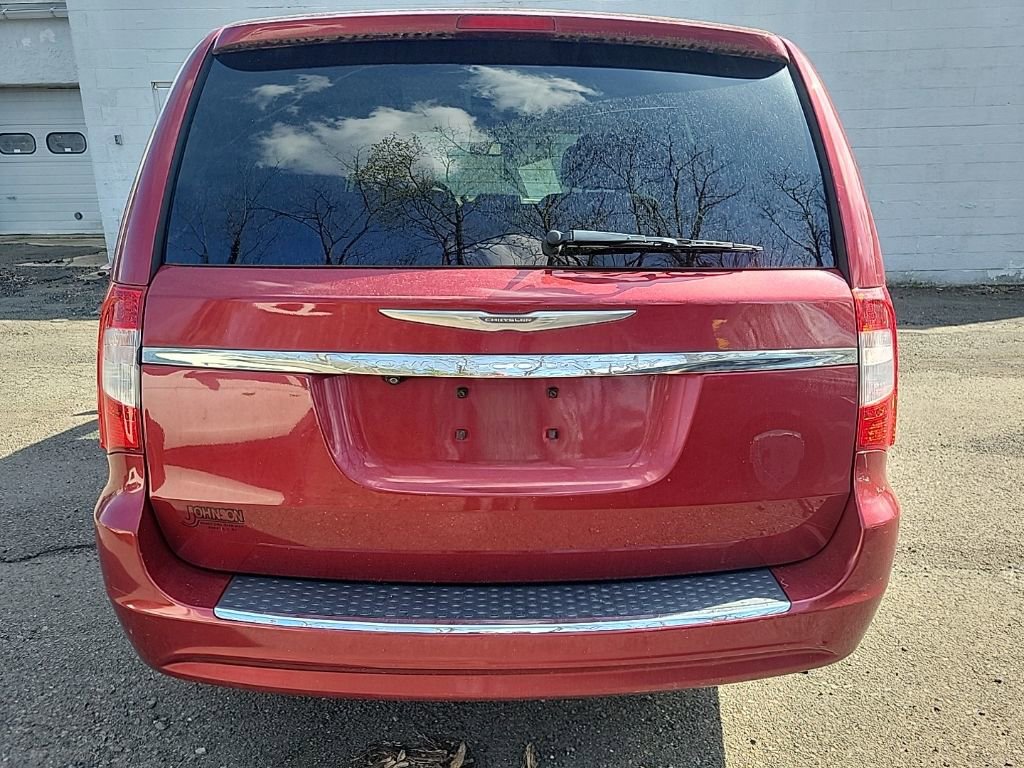 Used 2013 Chrysler Town & Country Touring image 5