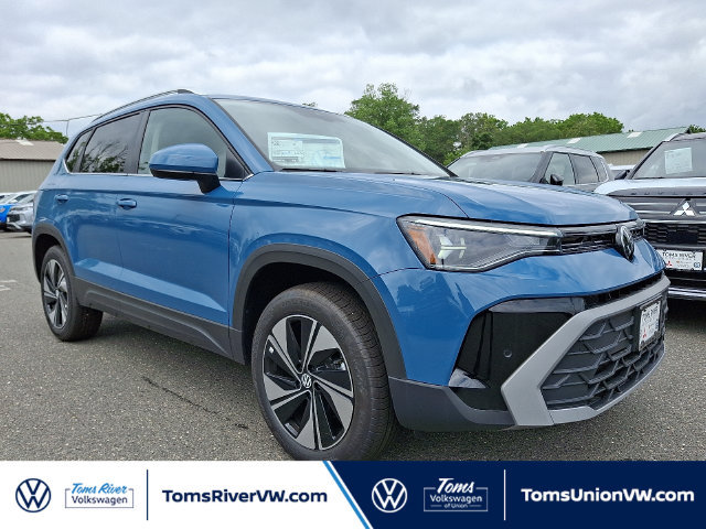 Used 2025 Volkswagen Taos SE w/ Panoramic Sunroof Package