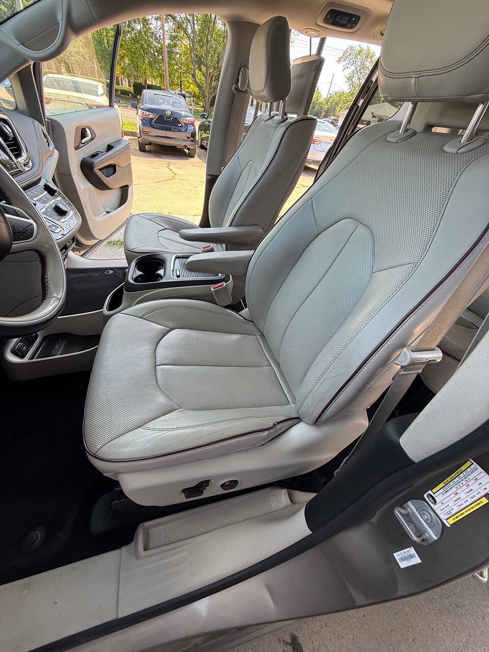 Used 2018 Chrysler Pacifica Limited w/ Tire & Wheel Group FWD image 16