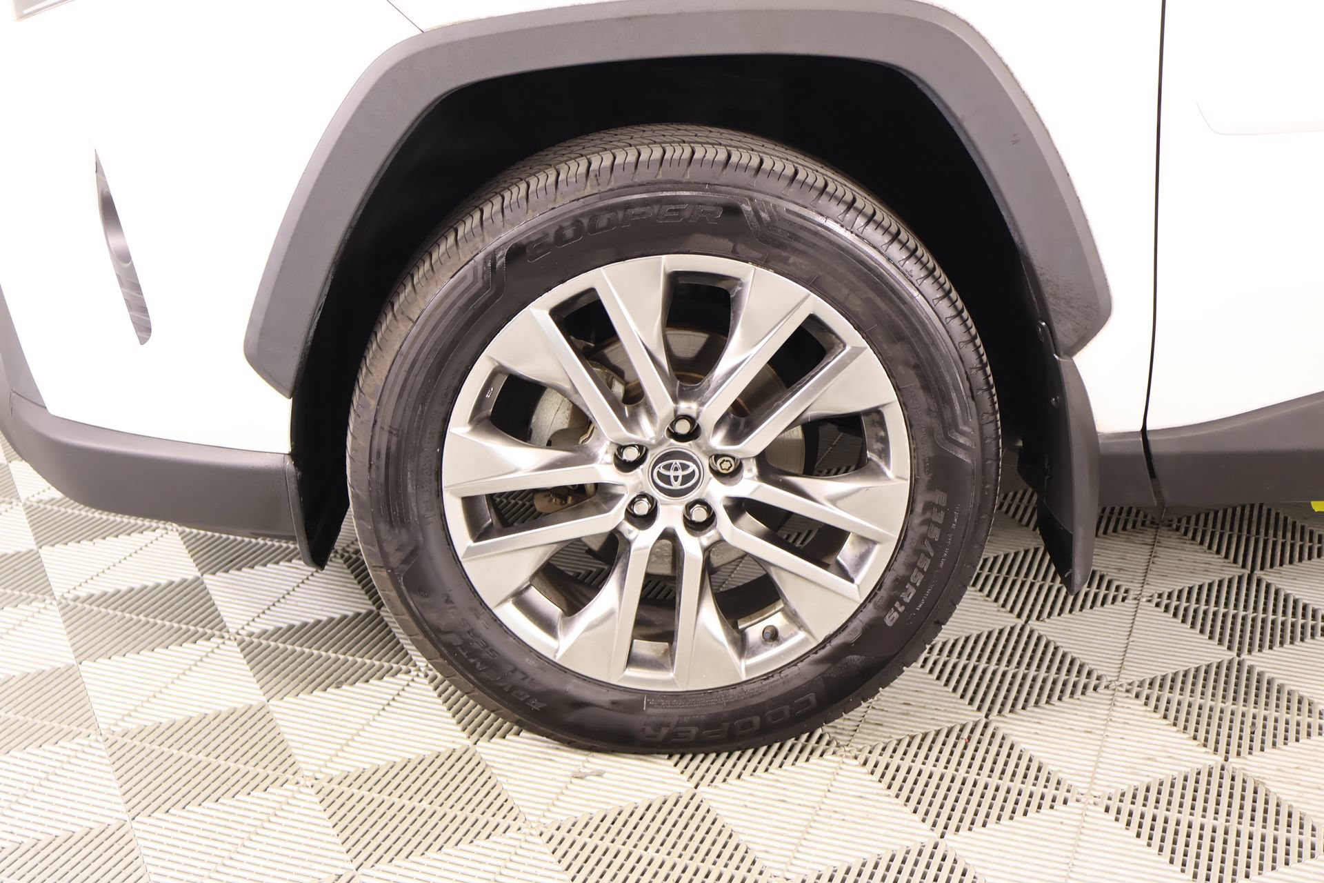 Used 2020 Toyota RAV4 XLE Premium AWD/4WD image 18