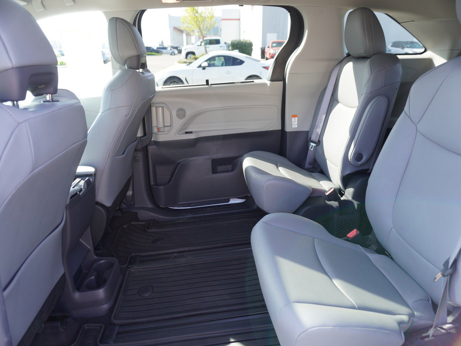 Used 2023 Toyota Sienna XLE image 13