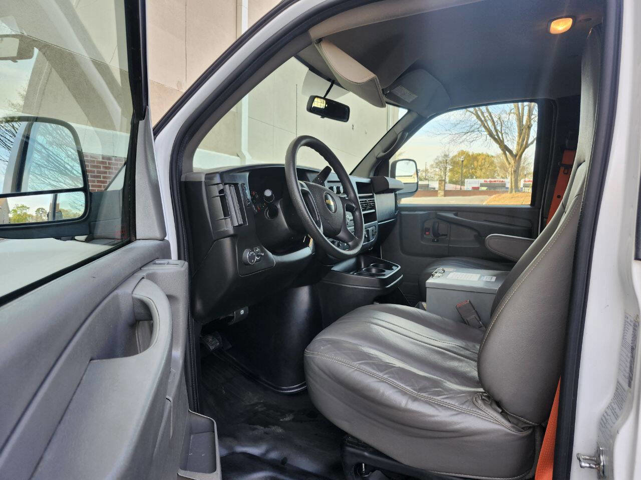 Used 2015 Chevrolet Express 2500 RWD image 4