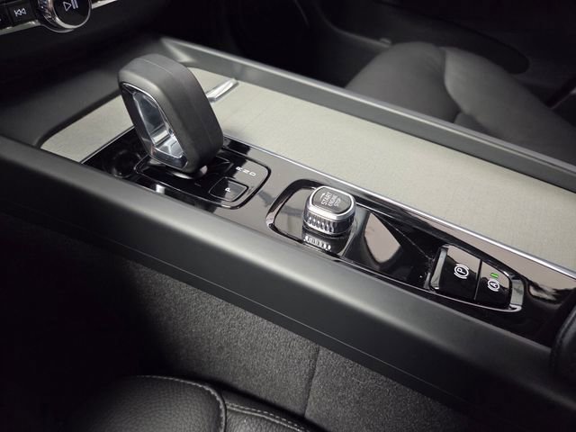 Certified 2025 Volvo XC60 B5 Plus image 34