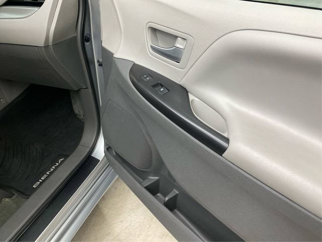 Used 2017 Toyota Sienna LE image 25