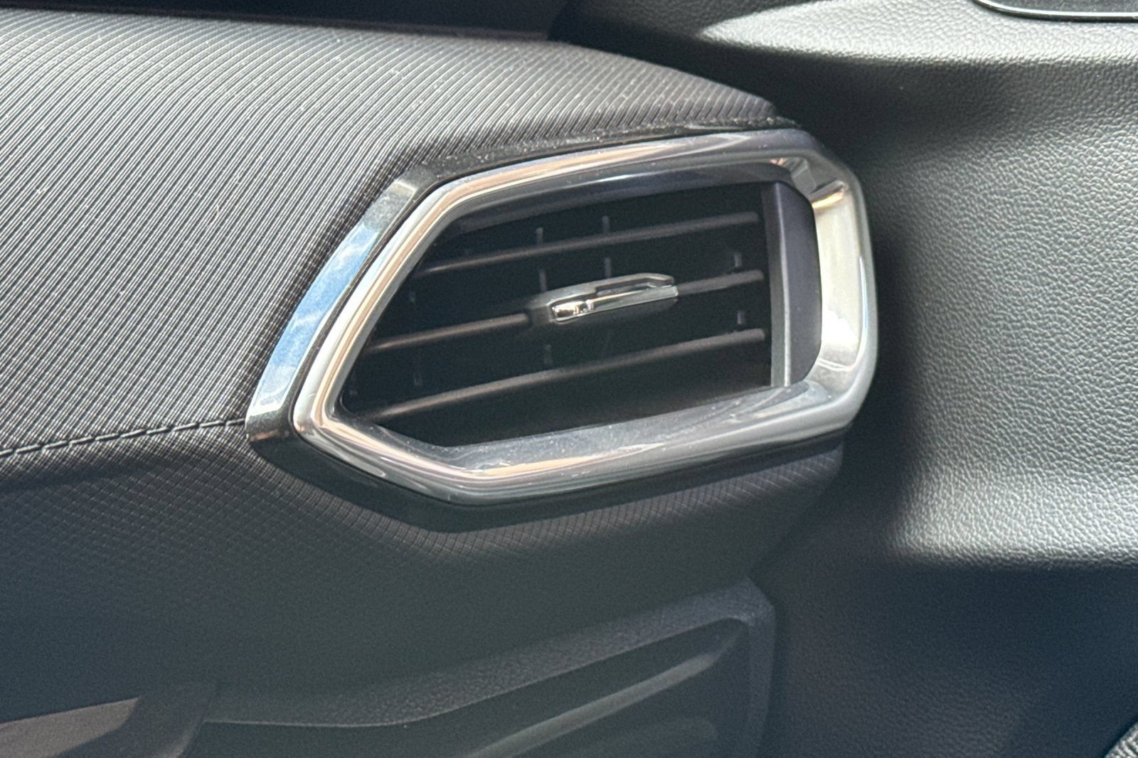 Used 2023 Chevrolet TrailBlazer LT FWD image 29