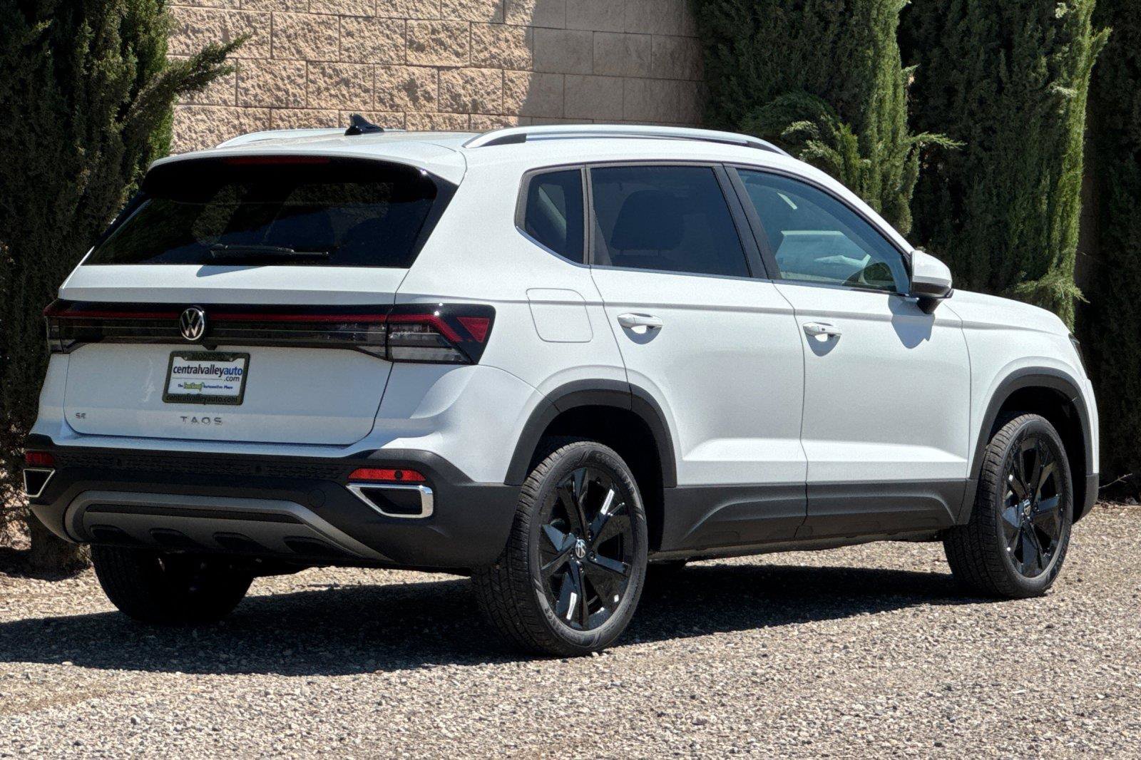New 2026 Volkswagen Taos SE FWD image 3