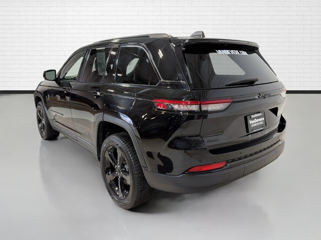 Used 2023 Jeep Grand Cherokee Altitude AWD/4WD image 7