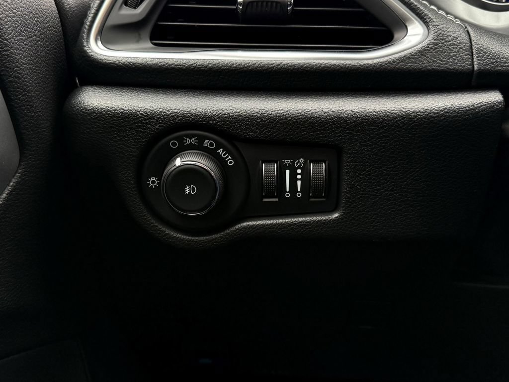 New 2026 Chrysler Pacifica Limited w/ Uconnect Theater Family Group FWD image 17