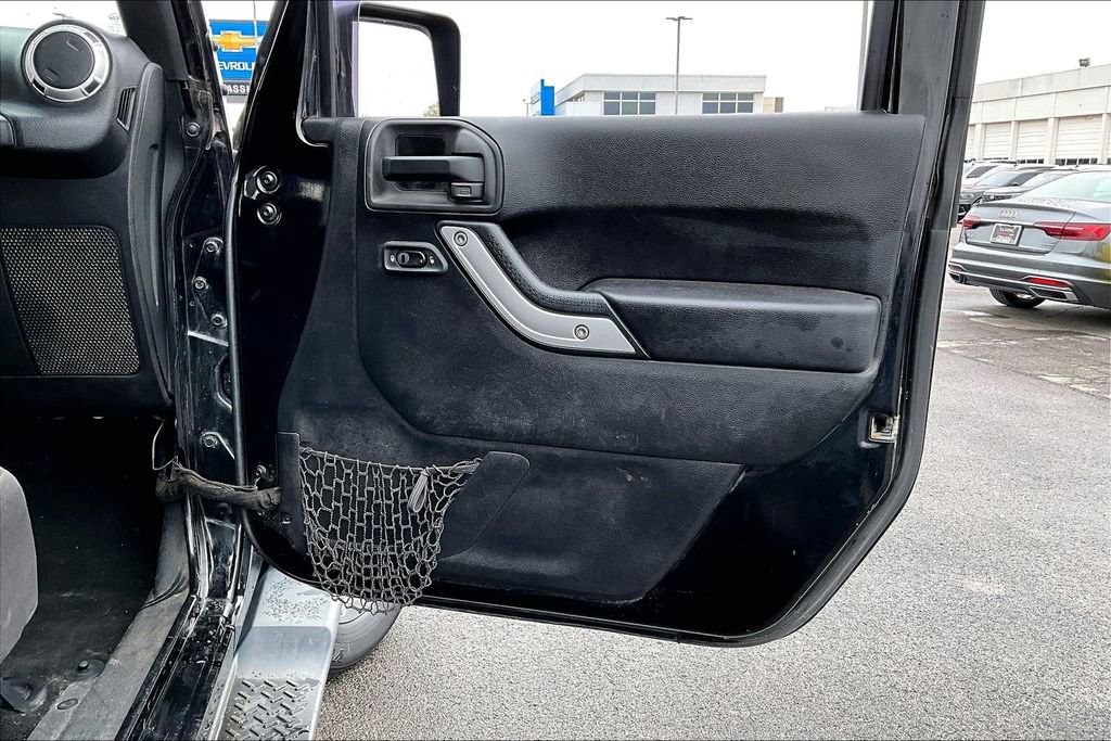 Used 2016 Jeep Wrangler Unlimited Sahara w/ Connectivity Group image 25