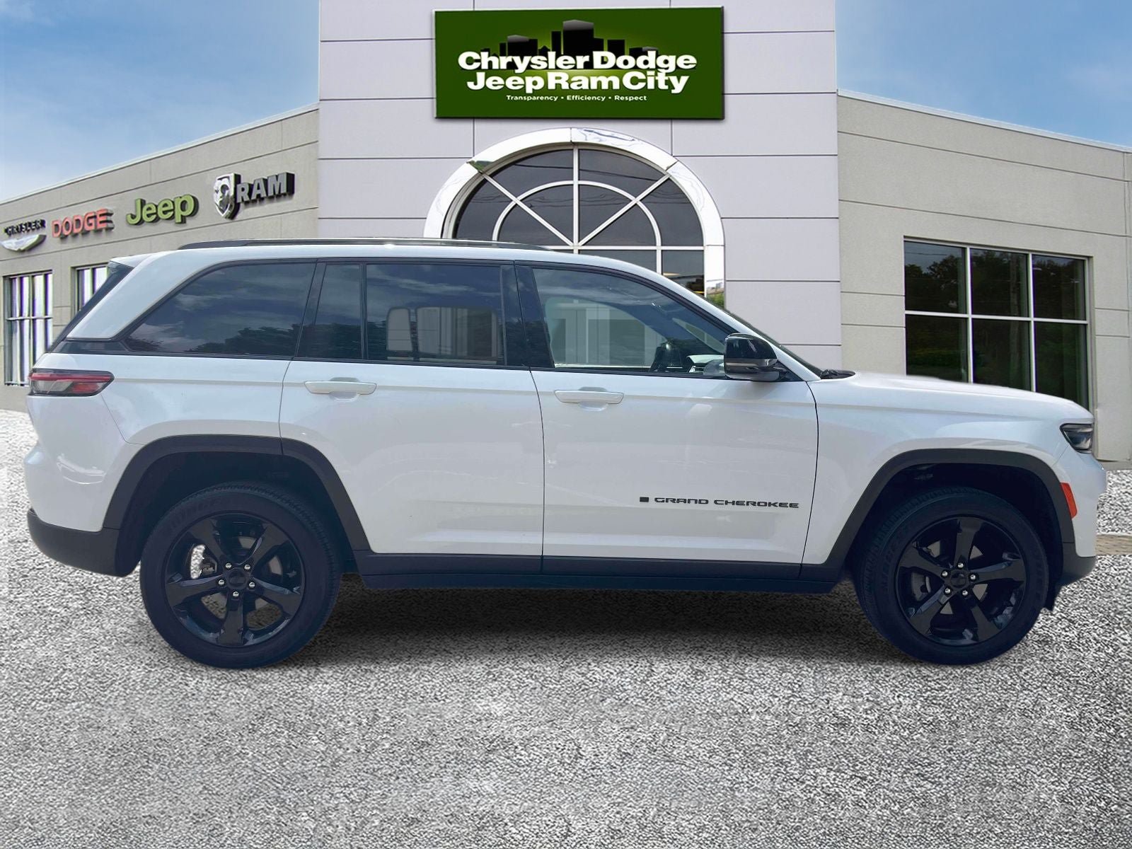 Used 2023 Jeep Grand Cherokee Altitude AWD/4WD image 5
