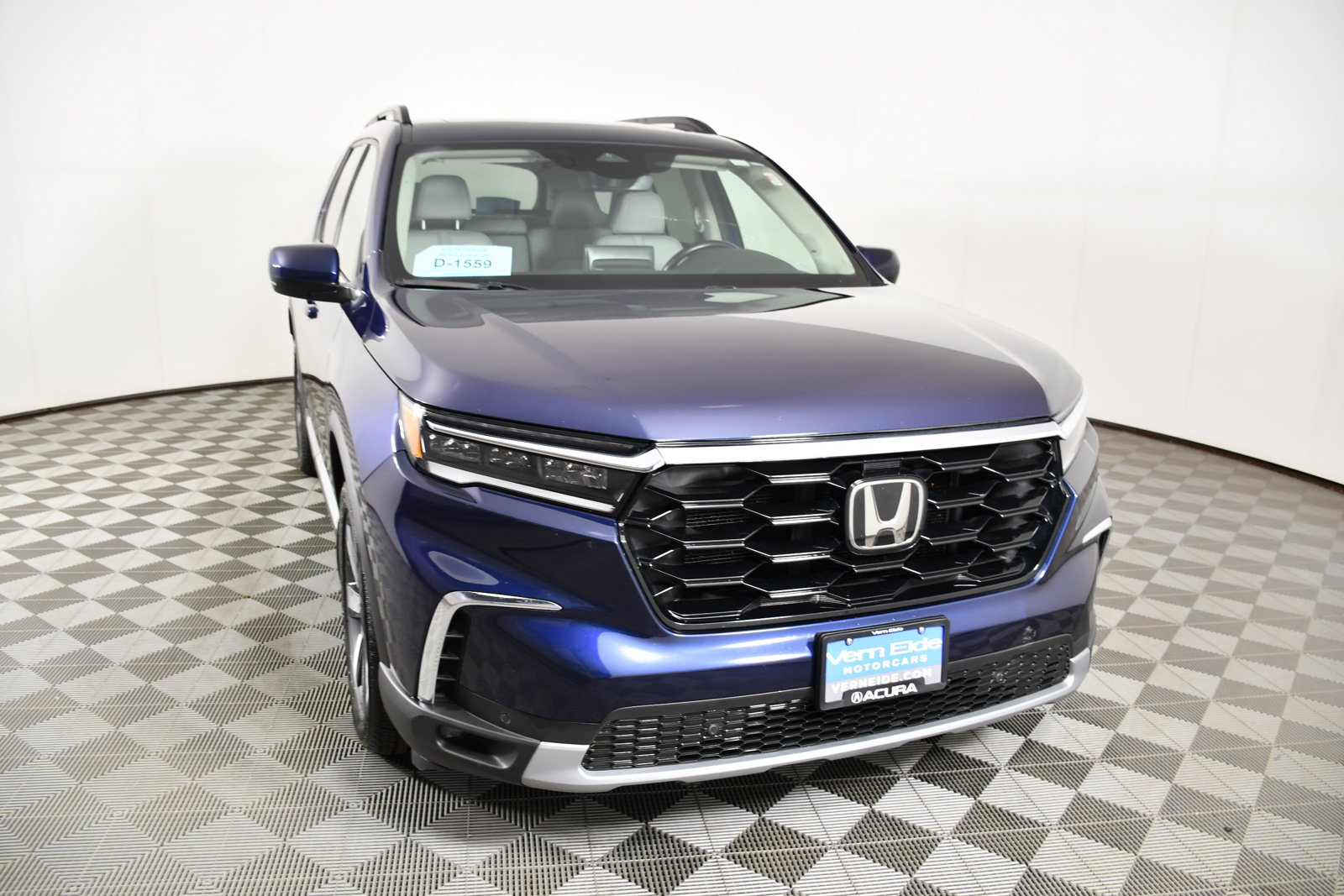 Used 2025 Honda Pilot Touring image 3
