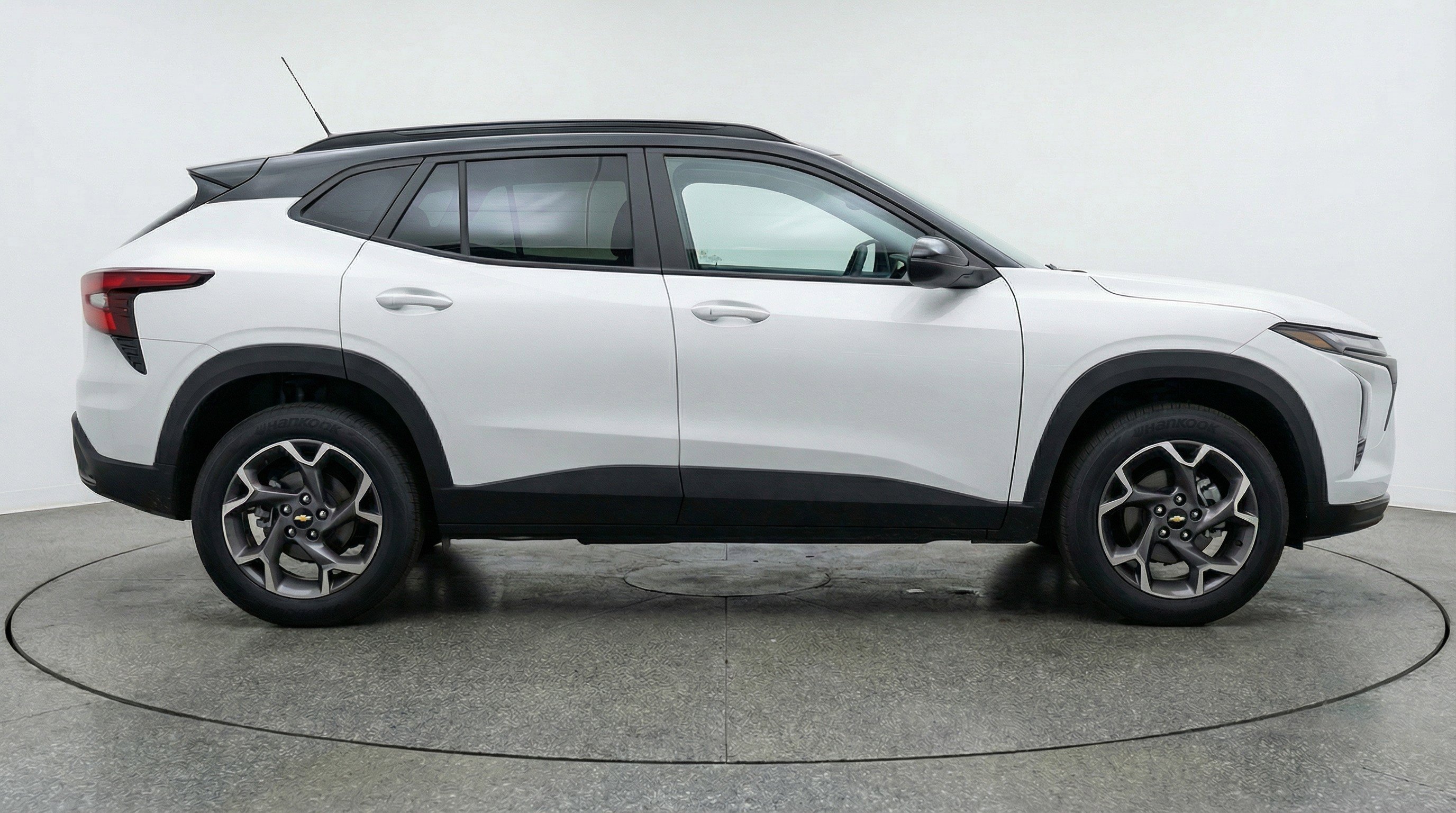 Used 2025 Chevrolet Trax LT FWD image 11