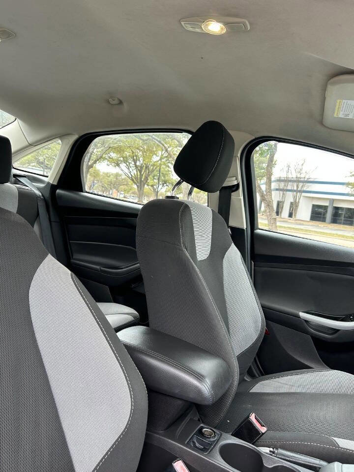 Used 2012 Ford Focus SE w/ SE Sport Pkg image 44