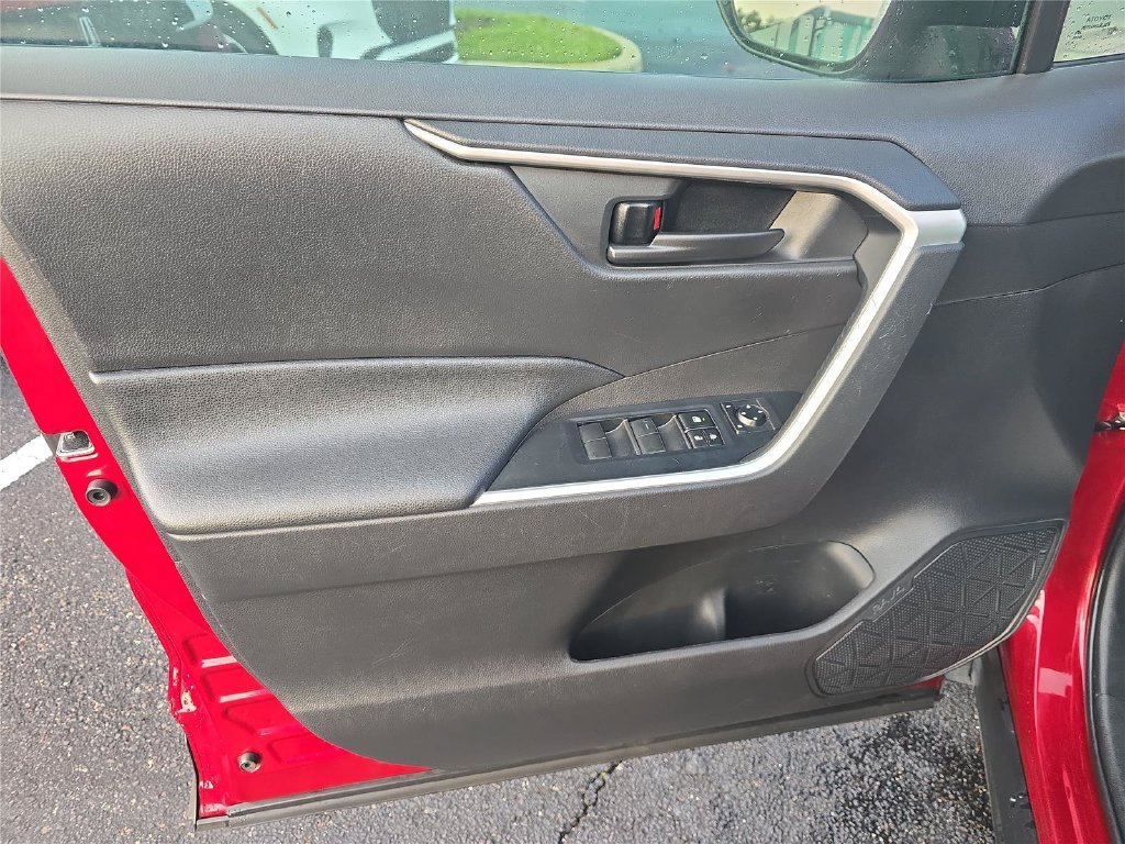 Used 2020 Toyota RAV4 LE FWD image 12
