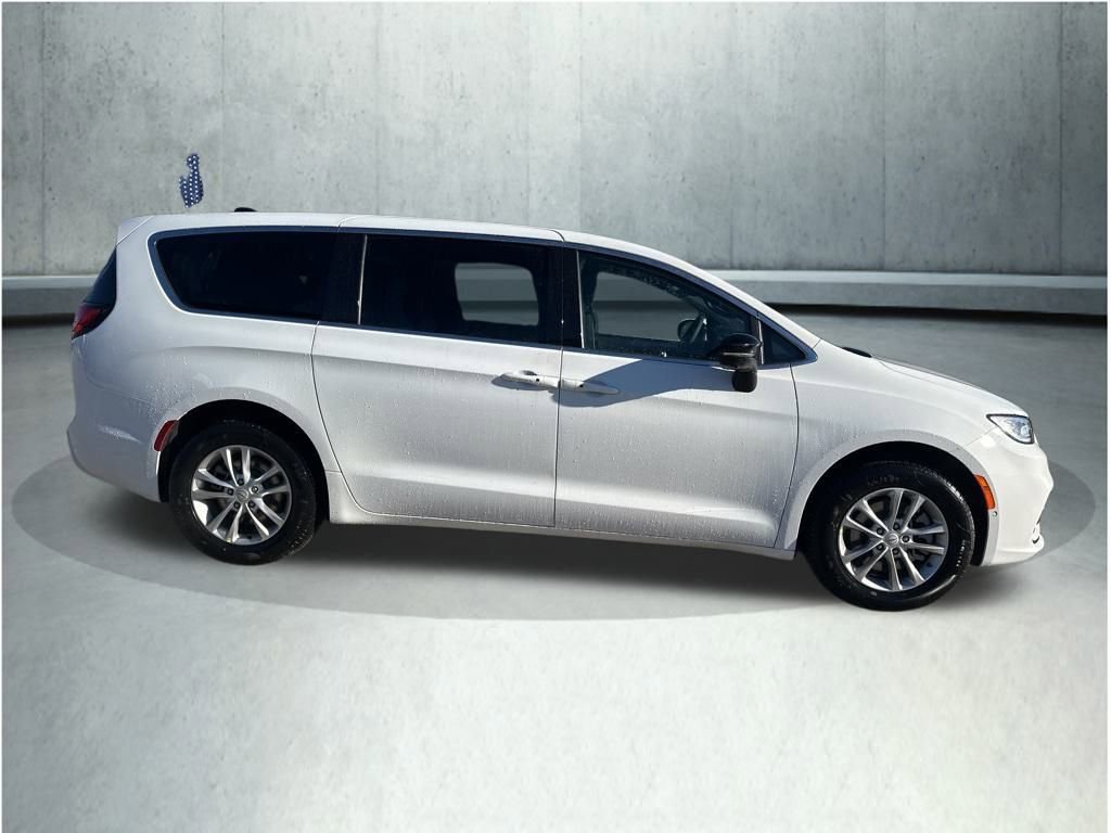 New 2026 Chrysler Pacifica Select image 6