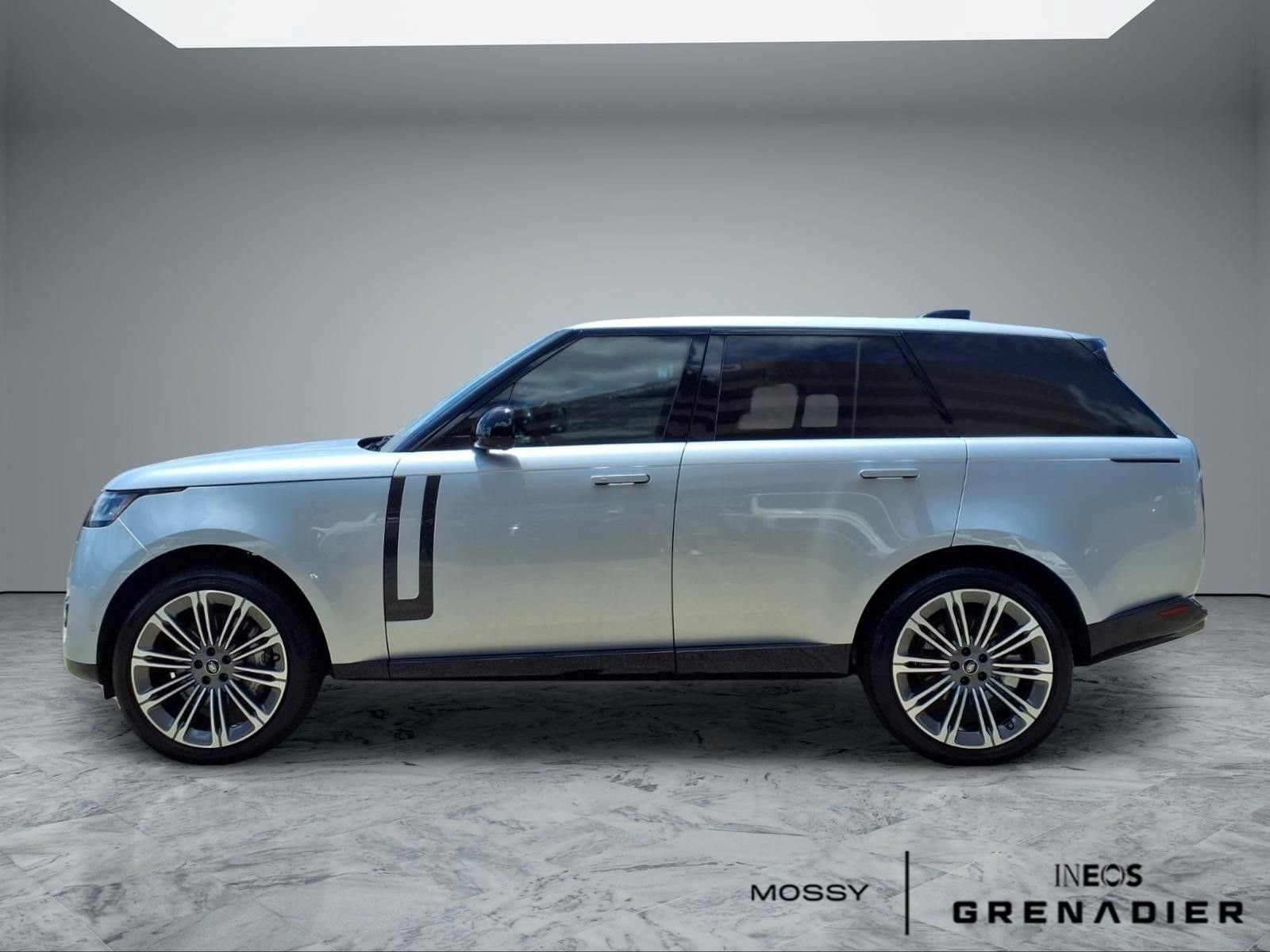 Used 2025 Land Rover Range Rover SE AWD/4WD image 5
