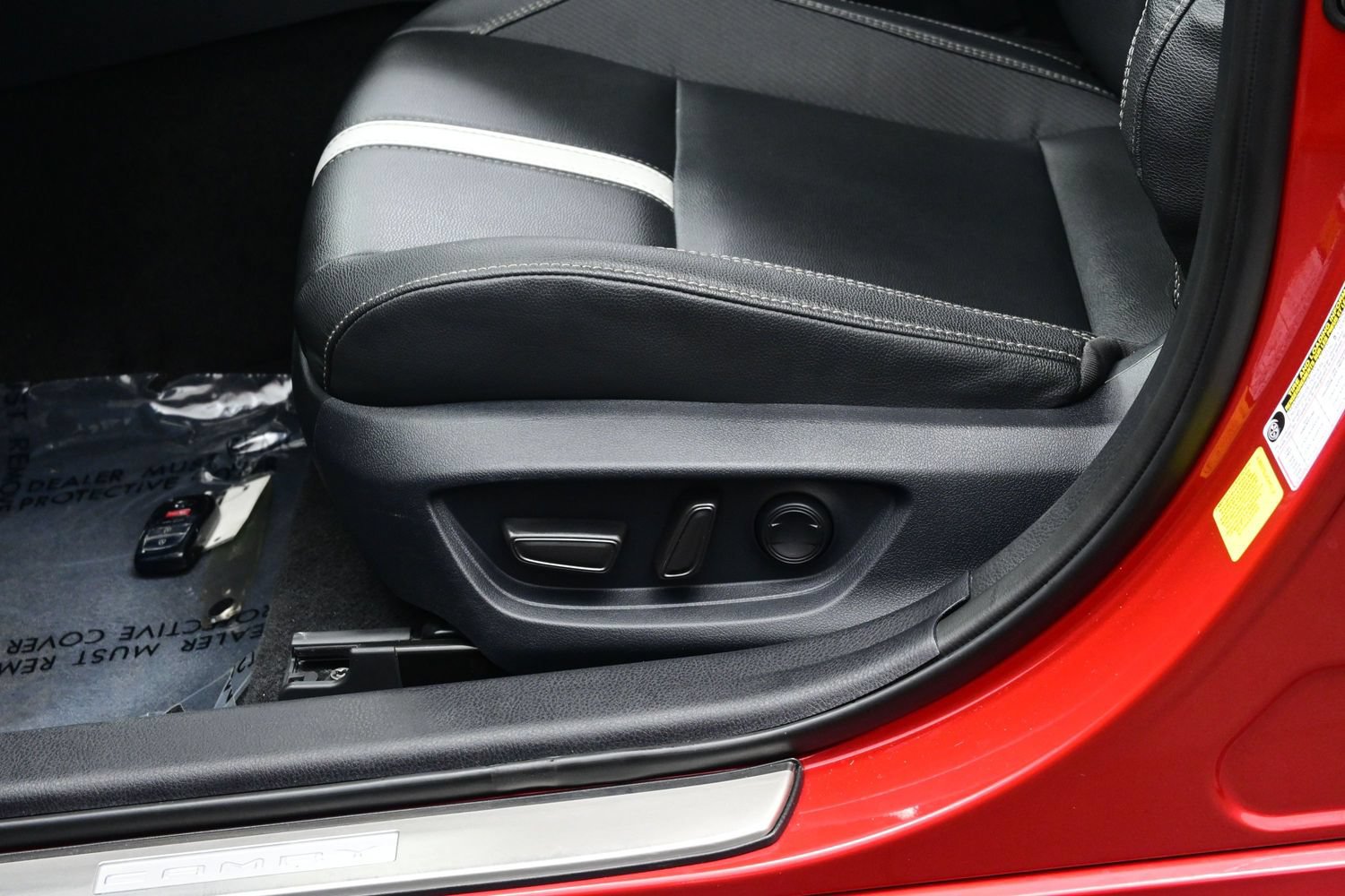 Used 2025 Toyota Camry SE FWD image 11