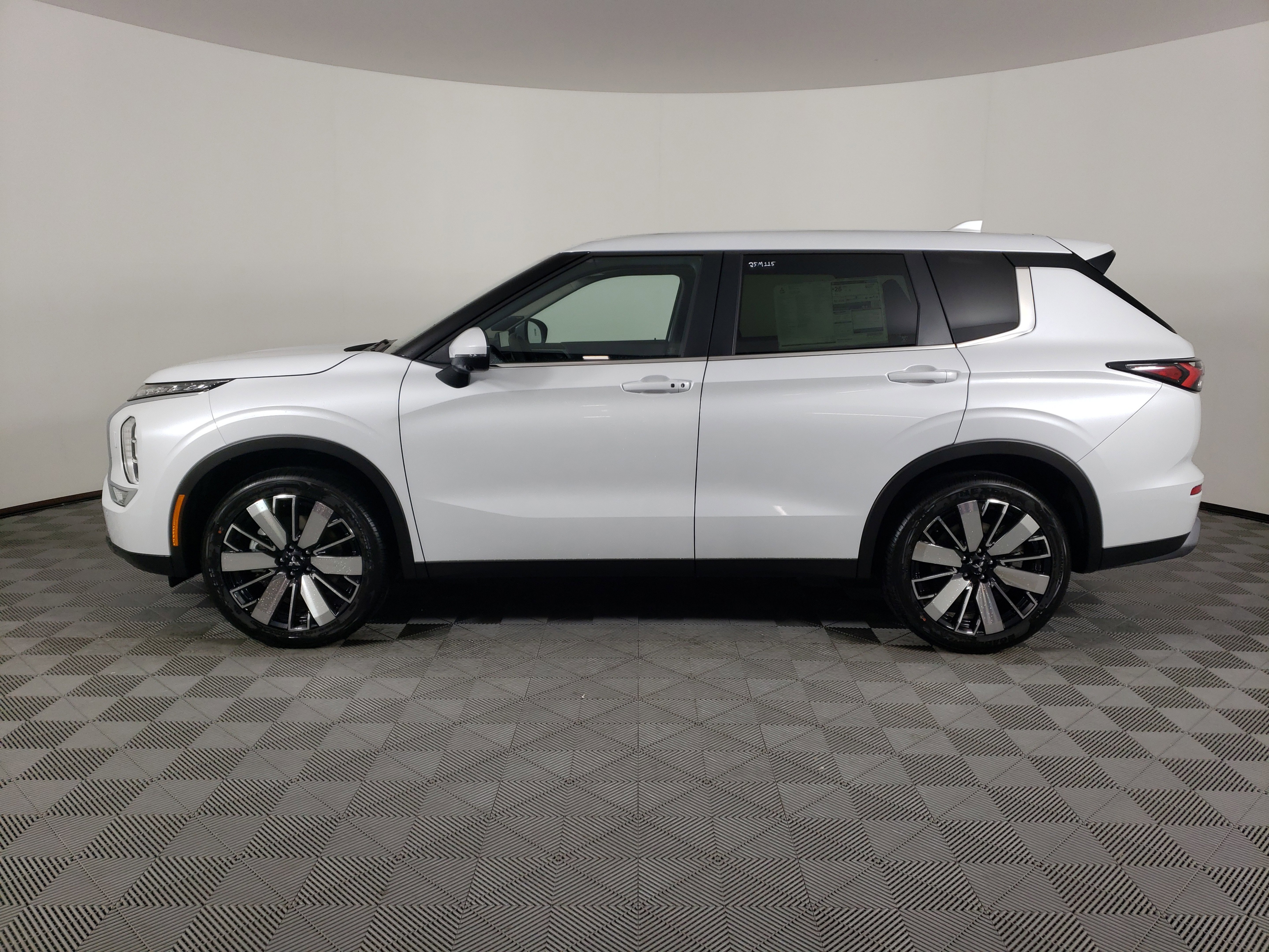 New 2025 Mitsubishi Outlander SE image 3