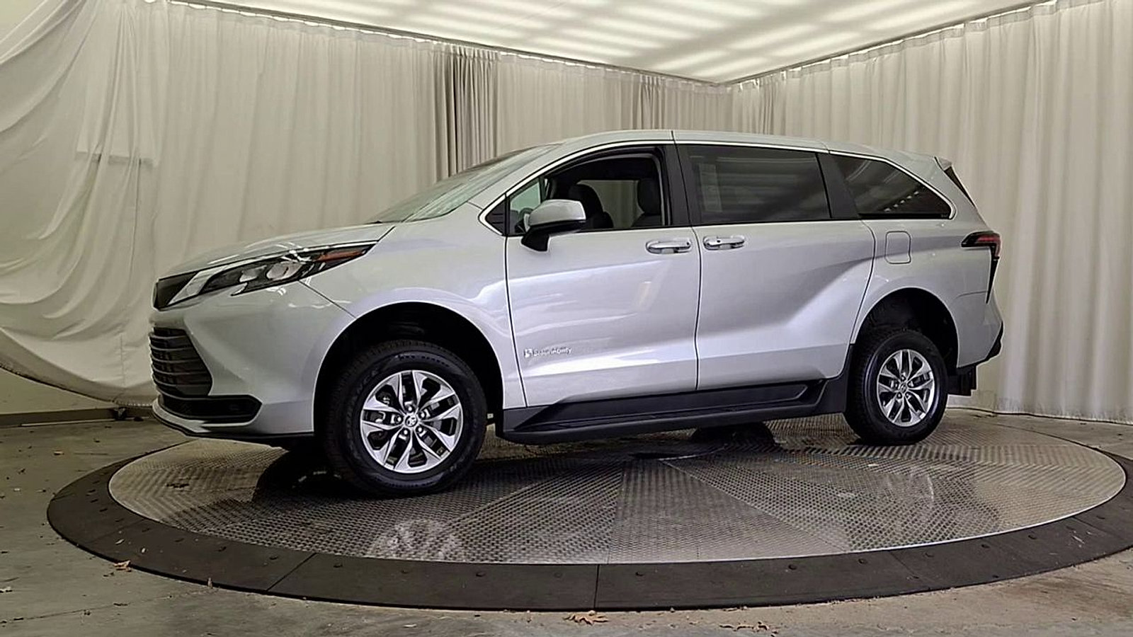 Used 2024 Toyota Sienna LE FWD image 4