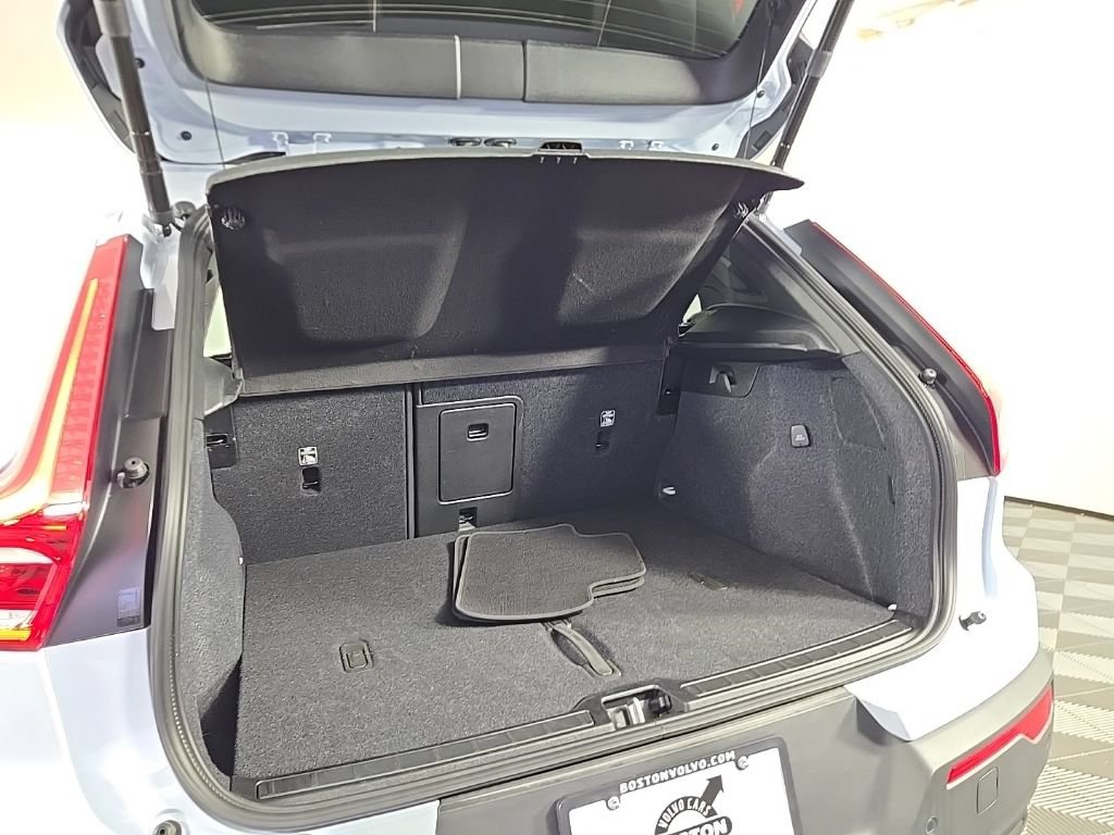 Certified 2026 Volvo XC40 B5 Plus AWD/4WD image 16