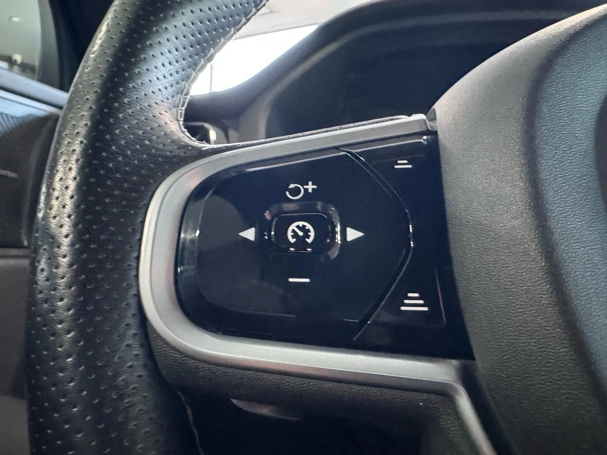 Used 2019 Volvo XC60 T5 R-Design w/ Protection Package Premier image 26