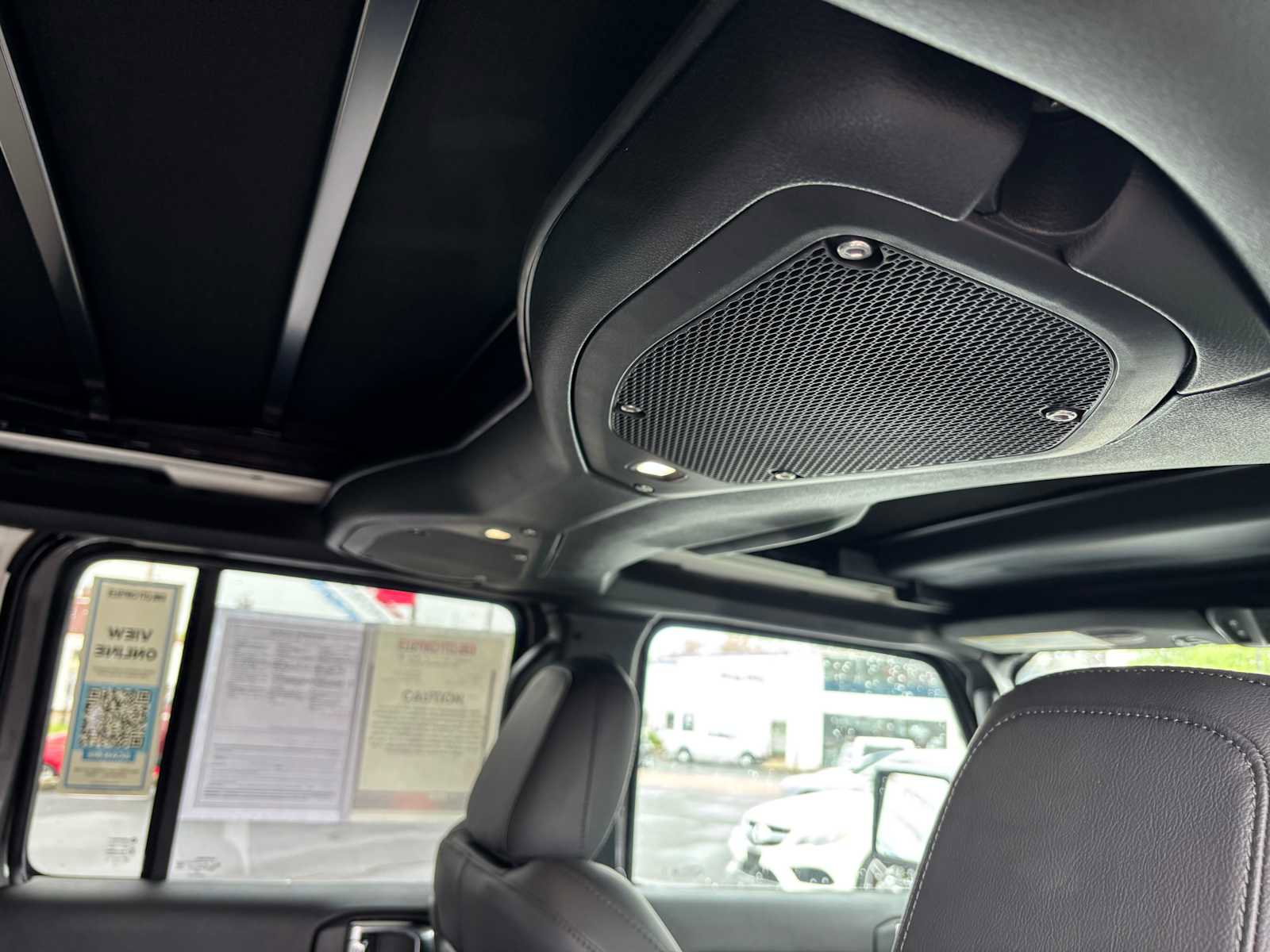 Used 2025 Jeep Wrangler Sahara image 17