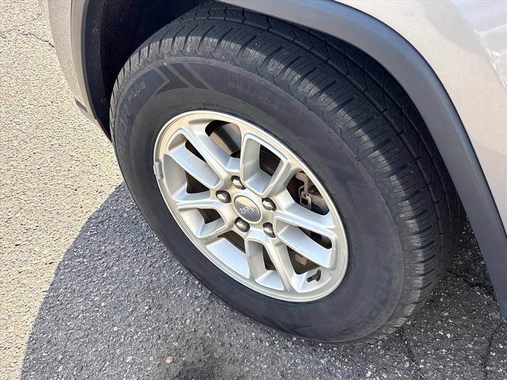 Used 2018 Jeep Grand Cherokee Laredo image 16