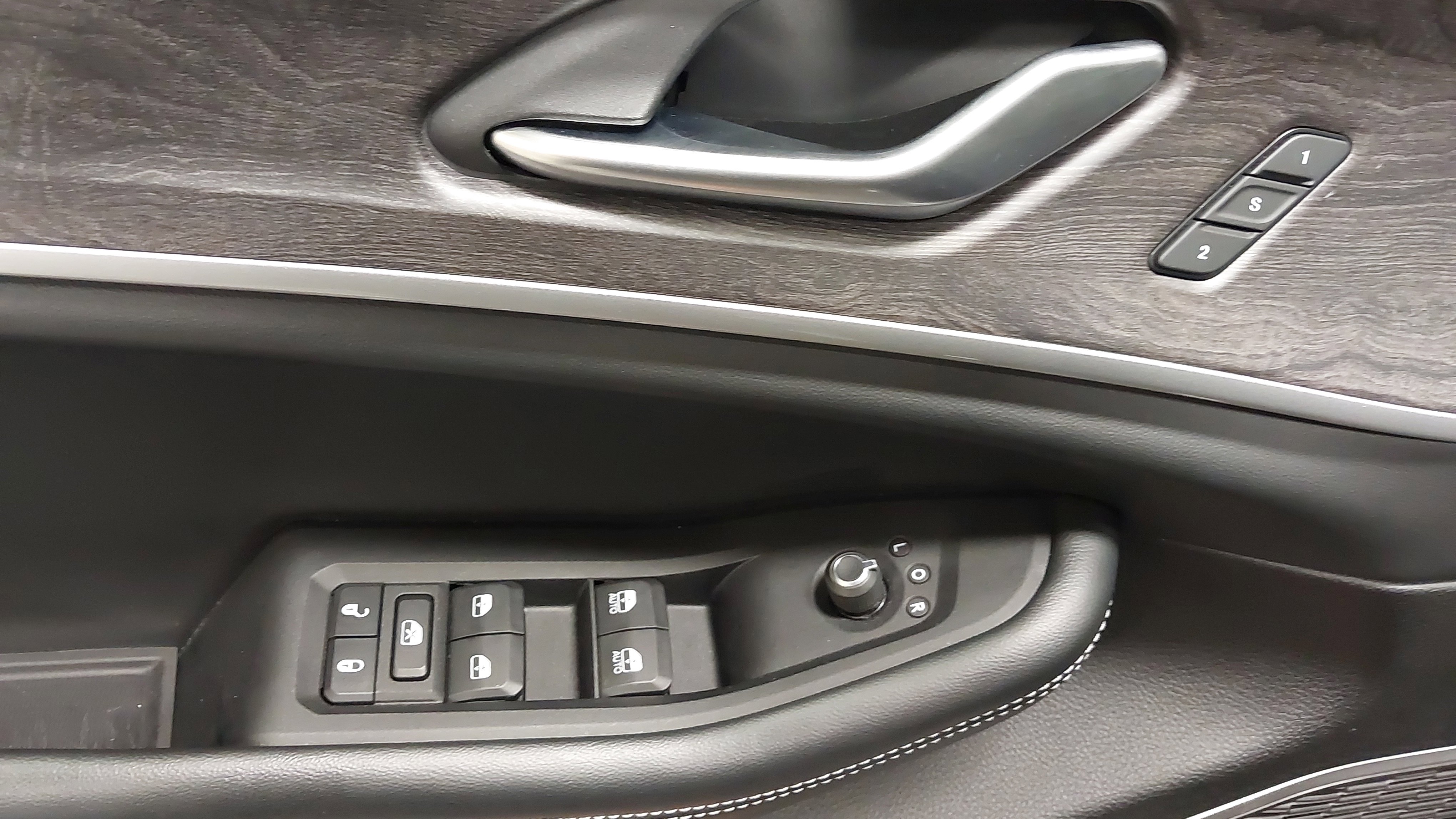 Used 2022 Jeep Grand Cherokee L Limited w/ Black Appearance Package AWD/4WD image 25