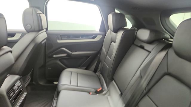 Used 2025 Porsche Cayenne w/ Premium Package image 28