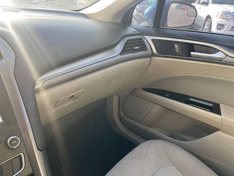 Used 2017 Ford Fusion SE w/ Fusion SE Technology Package image 9