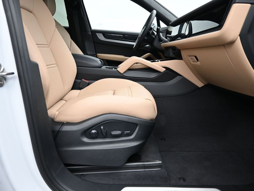 New 2025 Porsche Cayenne Coupe image 13