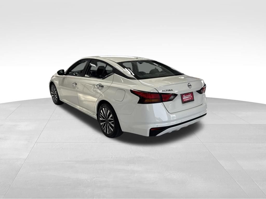 Used 2025 Nissan Altima 2.5 SV FWD image 3