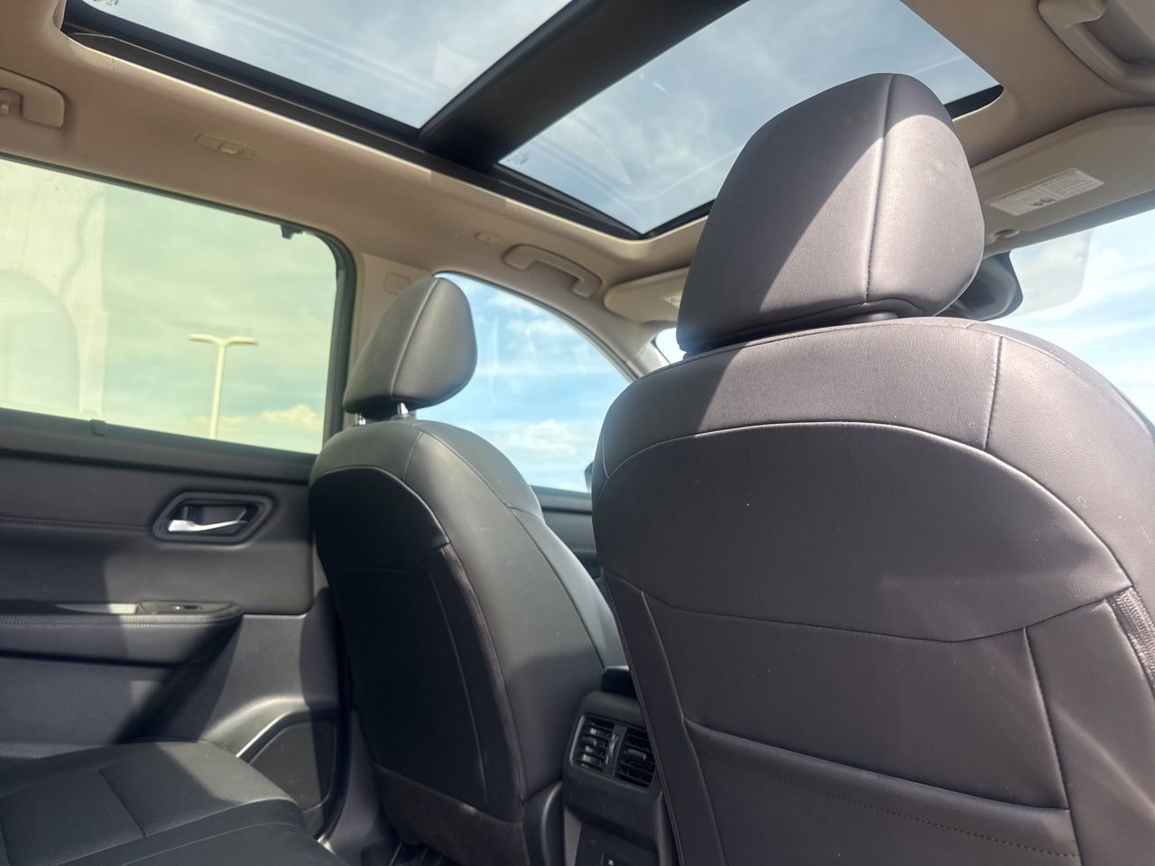 Used 2024 Nissan Rogue SV w/ SV Premium Package image 30