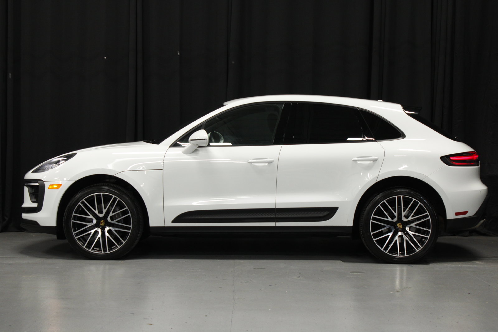 Used 2022 Porsche Macan AWD/4WD image 2