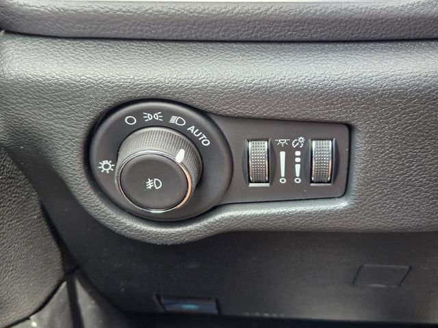 New 2026 Chrysler Pacifica Limited w/ Uconnect Theater Family Group FWD image 18