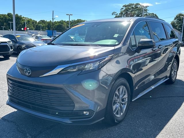Used 2025 Toyota Sienna XLE FWD image 7