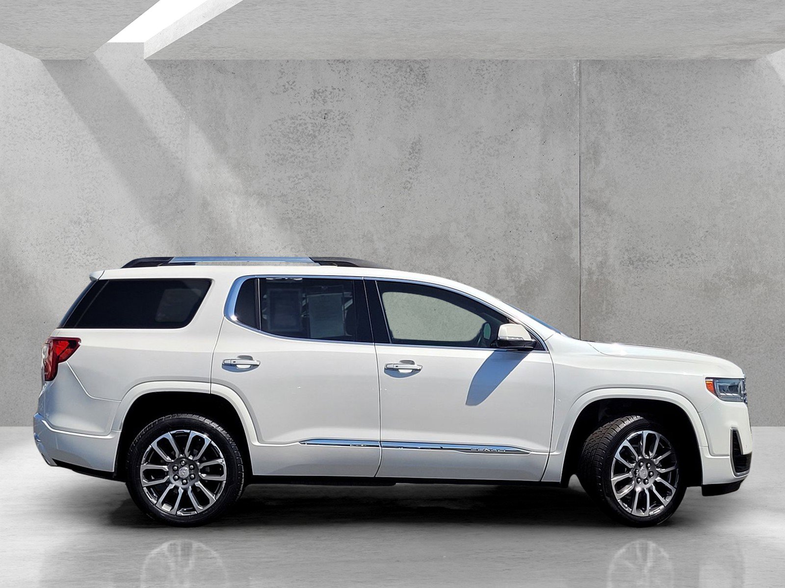 Used 2021 GMC Acadia Denali w/ Denali Technology Package FWD image 3