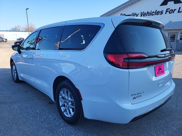 Used 2024 Chrysler Pacifica Touring-L image 9
