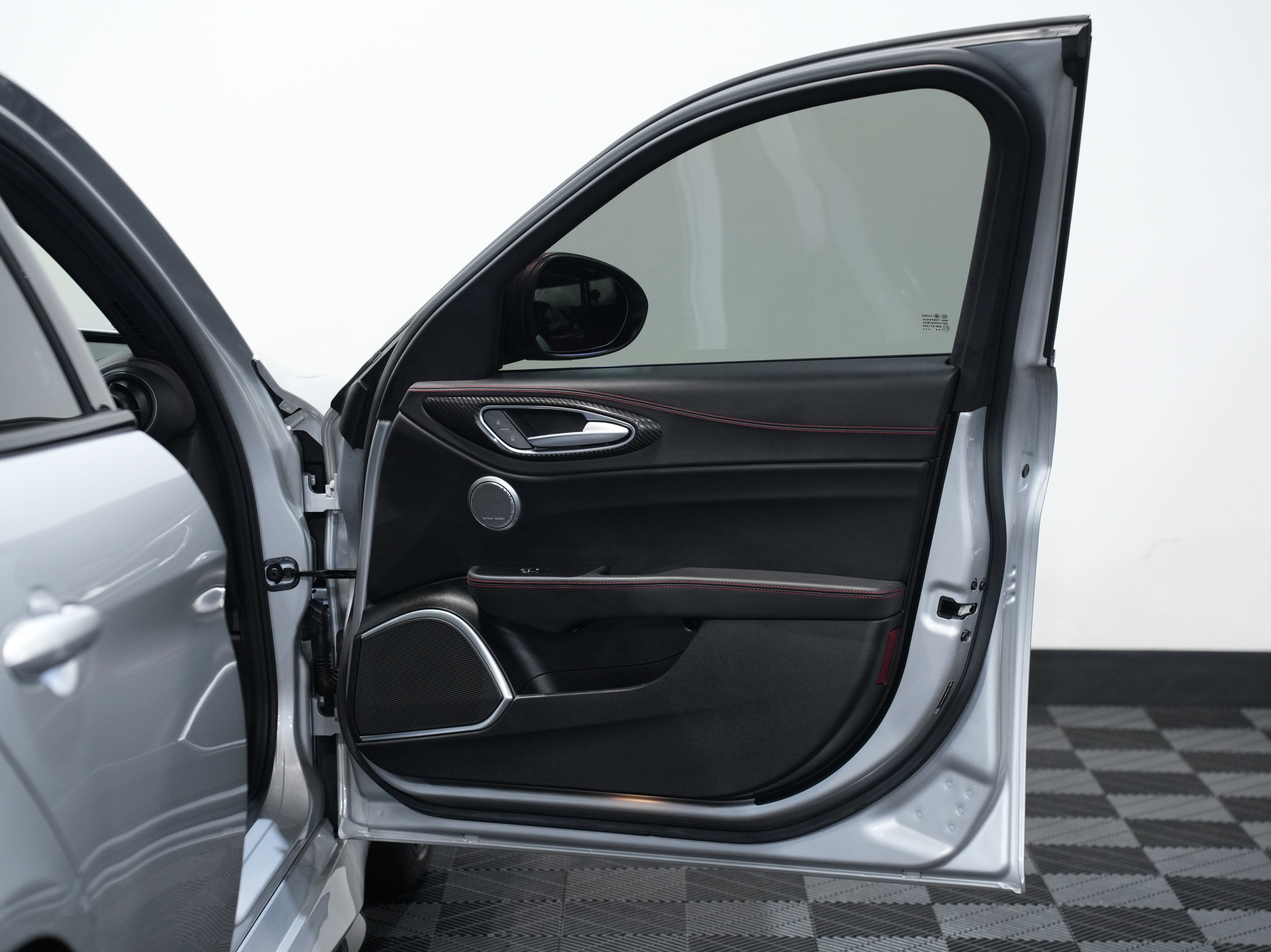 Used 2020 Alfa Romeo Giulia Quadrifoglio w/ Nero Edizione image 25